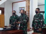 Pangdam Cenderawasih saat menunjukkan 5 pucuk senpi hasil dari penangkapan dua separatis Papua.(Foto. Berti)