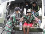 Personel TNI dari Kolakops Korem 172PWY saat mengevakuasi 3 warga, dua diantaranya berprofesi sebagai guru.(Foto. Penrem 172PWY)