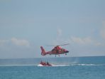 Proses evakuasi 2 warga oleh Basarnas menggunakan heli di Pantai Holtekamp.(Foto. Humas Sar Jayapura)