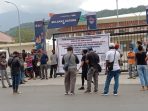 Puluhan masyarakat saat menggelar orasi didepan Stadium Lukas Enembe menuntun ganti rugi tanah adat.(Foto. Istimewa)