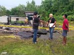 Satreskrim Polres Waropen saat melakukan Olah TKP kasus kebakaran rumah di SP VII kampung Raumbak Jaya Distrik Oudate. (Foto. Humas Polres Waropen)