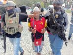 Tim Satgas Nemangkawi saat menangkap GT, Penyedia senpi untuk KKB di Polsek Sentani Timur.(Foto. Istimewa)