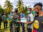 Danrem 173PVB saat menyerahkan kunci rumah kepada warga penerima program TMMD ke-112 kampung Miosnum, Distrik Yerui, Kabupaten Kepulauan Yapen. (Foto. Istimewa)