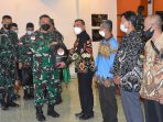 Danrem 172PWY saat menyerahkan tali asih kepada tokoh adat disela-sela acara syukuran HUT Ke-58.(Foto. Penrem 172PWY)