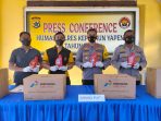 Kapolres Yapen AKBP Ferdyan Indra Fahmi didampingi Kasat Reskrim Ipda Dedi Bintang dan Kasubag Humas ,Iptu M Borud dalam press release dugaan oli palsu. (Foto. Rich)