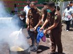 Pemusnahan barang bukti narkoba jenis ganja dengan cara dibakar. (Foto. Istimewa)