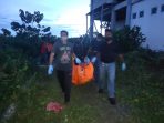 Polisi saat mengevakuasi jenazah yang ditemukan membusuk diasrama putra satu atap Yokiwa.(Foto. Humas Polres Jayapura)