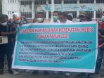 Ratusan relawan kesehatan PON Papua saat mendatangi Kantor Otonom sambil membawa spanduk, lantaran gajinya belum dibayarkan.(Foto. Istimewa)