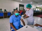 Zakarias Imbiri saat menerima Vaksinasi Covid-19