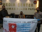 Bendera Bintang Kejora,(BK) berhasil diamankan oleh pihak kepolisian dari tangan 8 pemuda setelah menaikkannya ditiang Gor Cenderawasih tadi siang.(Foto. Humas Polda Papua )