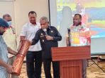 Bupati Jayapura saat menabuh tifa sebagai tanda dibukanya pembekalan pengurus KONI Kabupaten Jayapura dalam rangka Porkab 2022 .