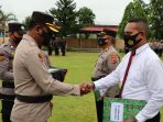 Kapolres Jayapura saat menyerahkan reward kepada Panit 1 Unit Reskrim Polres Sentani Kota, Ipda Daniel Z. Rumpaidus.(Foto. Humas Polres Jayapura)