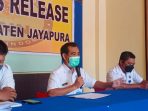 Kepala BNNK Jayapura didampingi Kasi Rehabilitasi saat memaparkan press release akhir tahun 2021 BNNK Jayapura.