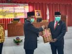 Ketua DPRD Kabupaten Jayapura saat menyerahkan materi sidang nota keuangan RAPBD 2022 kepada Wakil Bupati Jayapura disela-sela penutupan sidang paripurna dengan agenda nota keuangan RAPBD Tahun 2022