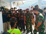 Panglima TNI saat berbincang-bincang dengan salah satu masyarakat yang mengikuti vaksinasi massal saat kunjungannya ke Megantara Lanud Silas Papare.