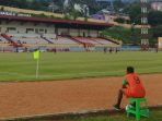 Suasana pertandingan antara Dogiyai FC vs Elang Brimob di Lapangan Mandala sore tadi.(Foto. Andika)