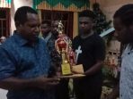 Yumin Wonda saat menyerahkan piala dan uang pembinaan kepada juara perlombaan Futsal dan Voli pada Turnamen Viktori Cup.(Foto. Tinus)