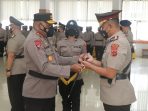 Kapolda Papua saat menyerahkan tongkat komando kepada Kapolres Mamberamo Raya disela-sela Sertijab yang digelar diaula Rasta Samara Polda Papua.(Foto. Humas Polda Papua)