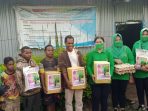 Pengurus Persit Kodim Jayawijaya saat mengunjungi Yayasan Generasi Anak Panah,(YGAP) sekaligus berbagi kasih dengan menyalurkan bantuan.(Foto. Pendam XVIICenderawasih)