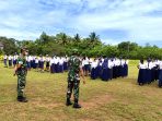Personil Babinsa Ulilin saat mensosialisasikan salam pancasila ke guru dan siswa SMPN-2 Muting.(Foto. Pendam XVIICenderawasih)
