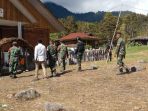 Personil Koramil Jila saat beribadah minggu bersama dengan warga.(Foto. Pendam XVIICenderawasih)