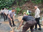 Personil Polres Jayapura saat merespon cepat pohon tumbang dan tanah longsor akibat terjangan hujan lebat kemarin malam.(Foto. Humas Polres Jayapura)
