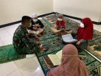 Personil Satgas Pamtas Yonif 711RKS saat mengajarkan anak-anak perbatasan mengaji.(Foto. Pendam XVIICenderawasih)