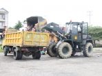 Alat berat Denzipur 12OHH ikut ambil bagian di aksi grebek sampah pada peringatan HPSN tingkat Provinsi di Nabire.(Foto. Pendam XVIICenderawasih)