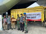Aparat TNI AU saat menerima minyak gorengan kemasan secara simbolis dari petugas Kementerian Perdagangan untuk di distribusikkan secara cepat dan masif ke Indonesia Timur. (Foto. Kemendag)