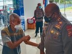 Kapolda Papua saat berbincang-bincang dengan seorang lansia yang divaksinasi diterminal baru tipe A Entrop setelah mengikuti zoom meeting secara virtual dengan Kapolri.