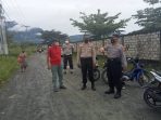 Kapolres Jayapura didampingi Kapolsek Sentani saat meninjau lokasi banjir .(Foto. Humas Polres Jayapura)
