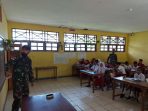 Personel Satgas Pamtas Yonif 711Rks ketika sebagai tenaga pengajar di SD Inpres Skouw Sae, Desa Skouw Sae, Distrik Muara Tami Kota Jayapura.(Foto. Pendam XVIICenderawasih)