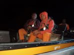 2 Nelayan saat berhasil diselamatkan oleh tim Rescue SAR Sarmi dari laut utara Sarmi.(Foto. Humas SAR Jayapura)