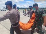 Jenazah karyawan PTT akhirnya berhasil dievakuasi setelah setempat tertunda beberapa hari di Beoga.(Foto. Pendam XVIICenderawasih)