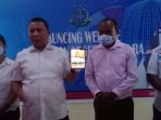 Kajari Jayapura saat menunjukkan website yang baru dilauncingnya dengan menggunakan handphone yang didampingi para pejabat Kejari Jayapura.
