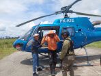 Karyawan PTT yang selamat akhir berhasil dievakuasi oleh TNIPolri dari Beoga.(Foto. Pendam XVIICenderawasih)