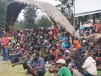 Masyarakat Puncak saat menunggu kedatangan jenazah alm. Bebi Tabuni untuk dimakamkan.(Foto. Humas Polda Papua)