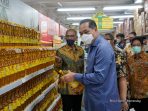 Menteri Perdagangan Muhammad Lutfi melakukan Pengawasan ketersediaan stok migor di dua ritel modern di Jakarta, yaitu Tip Top Rawamangun dan Diamond Artha Gading, Jumat (1832022). (Foto. Kemendag)