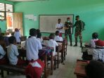 Personil Satgas Pamtas Yonif 711Rks saat membekali ilmu kesehatan ke siswa SD Inpres Kwimi, Kampung Arso, Keerom, Papua.(Foto. Pendam XVIICenderawasih)