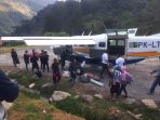 Pratu Heriyanto saat akan dievakuasi menuju RSUD Timika menggunakan pesawat Asian-One jenis PK-LTF (Foto. Pendam XVIICenderawasih)