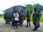 Satgas 711Rks saat memeriksa kendaraan yang melintas di Jalan lintas perbatasan Indonesia.(Foto. Pendam XVIICenderawasih)