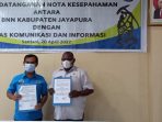 Kadis Kominfo dan Kepala BNN Kabupaten Jayapura saat menunjukkan MoU publikasi P4GN setelah sepakat melakukan penandatangan.( Foto. BNN Kabupaten Jayapura