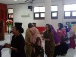 Suasana salam-salaman dalam kegiatan halal bi halal keluarga besar DPRD Kabupaten Jayapura.