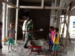 Babinsa saat membantu warga membangun gedung Bethel Gereja Pentakosta,(GBGP) Elim Warsa di Kampung Amoi, Distrik Warsa.(Foto. Pendam XVIICenderawasih)