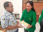 Ketua Persit KCK Cabang XXI Dim 1708 saat membagikan kepada Yayasan Tuna Netra dalam Jumat Berkah.(Foto. Pendam XVIICenderawasih)