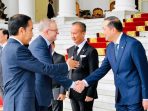 Mendag mendampingi Presiden RI menerima kunjungan Perdana Menteri Australia di Istana Kepresidenan Bogor, Jawa Barat, Senin (662022). (Foto. Kemendag)