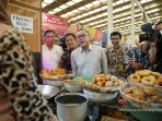 Mendag segera mengeksekusi perintah Presiden Joko Widodo untuk mengendalikan harga bapok terutama migor saat meninjau barang kebutuhan pokok di Pasar Koja Baru, Jakarta, Jumat (1762022). (Foto.