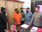 Pelaku pembunuhan di Argapura saat dihadirkan pada Press Conference setelah Polisi berhasil mengungkap kasus tersebut.(Foto. Humas Polresta Jayapura Kota) Pelaku pembunuhan di Argapura saat dihadirkan pada Press Conference setelah Polisi berhasil mengungkap kasus tersebut.(Foto. Humas Polresta Jayapura Kota)