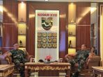 Pangdam XVIICenderawasih saat bertemu dengan tim Puldata Staf ahli panglima TNI diruang Cycloop Makodam XVIICenderawasih.(Foto. Pendam XVIICenderawasih)