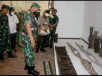 Pangdam XVIICenderawasih saat melihat langsung ukiran Asmat disela-sela kunjungan kerjanya bersama Ketua Persit KCK Daerah XVIICenderawasih.(Foto. Pendam XVIICenderawasih)